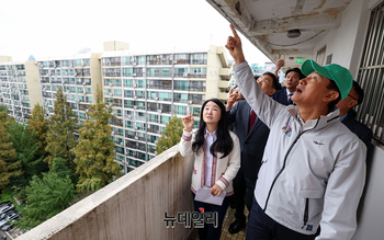 [포토] 은마아파트 노후화 살펴보는 오세훈 서울시장