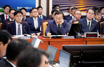 [포토] 생각에 잠긴 김윤덕 장관 