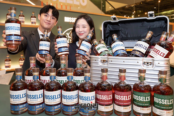 [포토] 현대백화점, 더현대 서울서 미국 버번 위스키 '러셀' 팝업 오픈