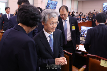 [포토] 조희대 대법원장, 국감장서 이석