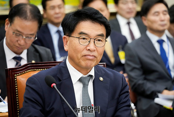 [포토] 정무위 출석한 민기 국무총리 비서실장