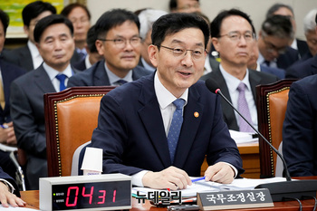 [포토] 질의에 답하는 윤창렬 국무조정실장