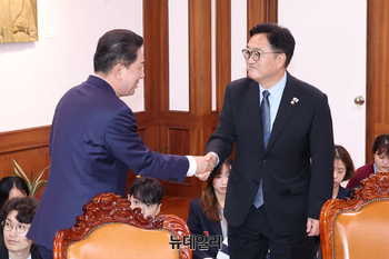 [포토] 악수 나누는 우원식 국회의장과 김병기 원내대표