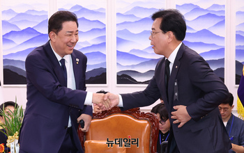 [포토] 국회의장 주재 회동서 만난 여·야 원내대표
