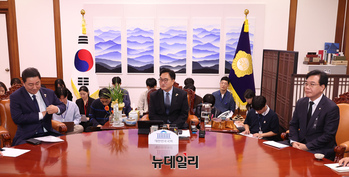 [포토]  여야 원내대표 회동서 발언하는 우원식 국회의장