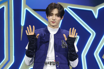 [포토] 투어스 영재 '컴백합니다'