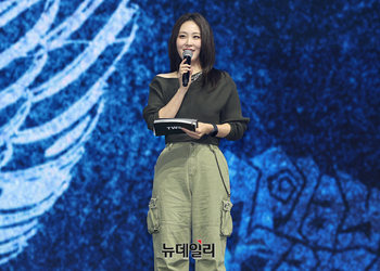 [포토] 투어스 소개하는 신아영 아나운서