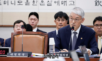 [포토] 질의에 답하는 천대엽 법원행정처장 