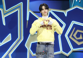 [포토] 투어스 신유 '음악방송 새MC 비주얼'