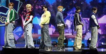 [포토] 미니4집으로 컴백한 투어스, 타이틀곡 무대