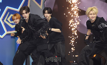 [포토] 파워풀한 댄스 돋보이는 투어스 선공개곡 무대