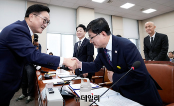 [포토] 국감서 인사 나누는 우원식 국회의장과 김성환 장관 