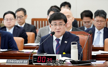 [포토] 답변하는 김성환 기후부 장관 