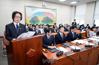 [포토] 업무보고하는 주병기 공정위원장 