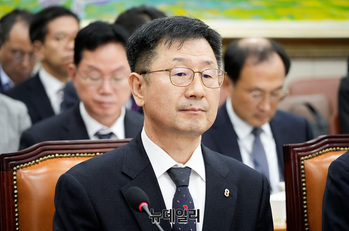 [포토] 국회 출석한 윤수현 한국소비자원 원장