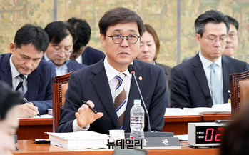 [포토] 국감서 답변하는 최휘영 문체부 장관 