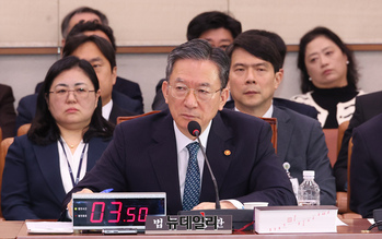 [포토] 답변하는 정성호 법무부 장관