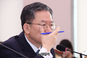 [포토] 안경 고쳐쓰는 정성호 법무부 장관