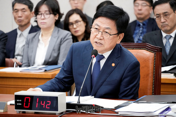 [포토] 교육위 국감서 답변하는 최교진 장관 