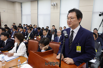 [포토] 화재 메뉴얼 설명하는 이재용 국정자원장