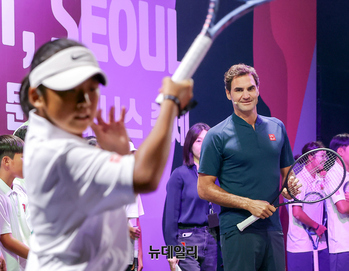 [포토] 한국 방문한 '로저 페더러' 테니스 유소년 선수 코칭