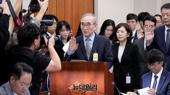 [포토] 증인선서하는 김영섭 KT 대표이사