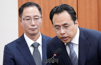 [포토] 나란히 증언대 선 김명규 쿠팡 이츠 대표와 김범석 우아한형제들 대표이사