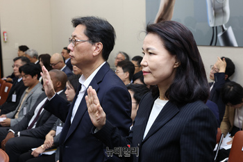 [포토] 선서하는 이진숙 전 방송통신위원장