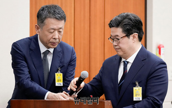 [포토] 김병주 회장에 마이크 건네는 김광일 홈플러스 대표이사 