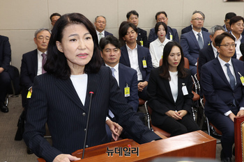 [포토] 의원들의 질문에 답하는 이진숙 전 방송통신위원장