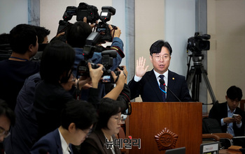 [포토] 증인선서하는 김영훈 장관 