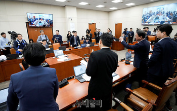 [포토] 언쟁 오가는 기후에너지환경노동위원회 