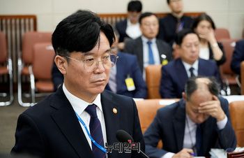 [포토] 언쟁 지켜보는 김영훈 장관 