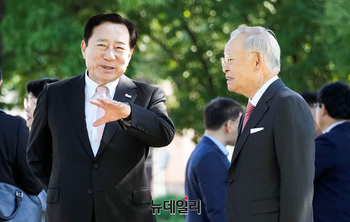 [포토] 대화나누는 손경식·김기문