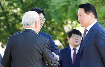 [포토] 대화 나누는 최태원 대한상의 회장 