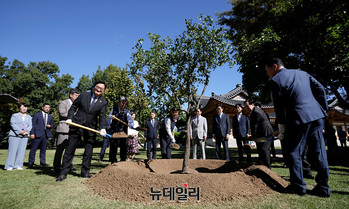 [포토] 사회적대화 공동 선언 기념식수하는 국회의장·노사 5단체 대표