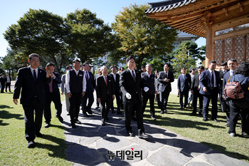 [포토] 국회 사랑재 향하는 우원식 국회의장·노사 5단체 대표