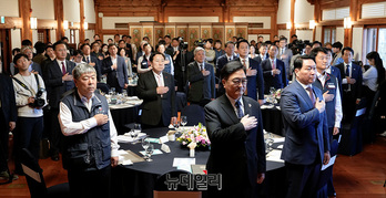 [포토] 국민의례하는 우원식 국회의장·노사 5단체 대표