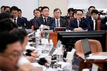 [포토] 국감서 답변하는 허철훈 선관위 사무총장 