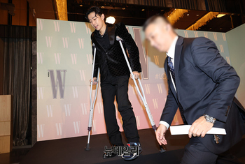 [포토] 박재범, 목발 짚고 자선행사