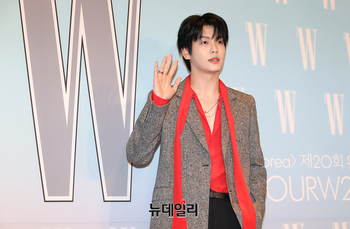 [포토] TXT 수빈, 포인트는 레드