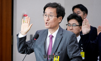 [포토] 증인선서하는 함진규 한국도로공사 사장 