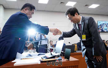 [포토] 증인선서문 전달하는 함진규 사장 