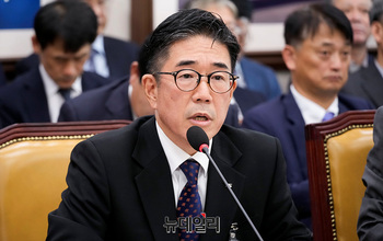 [포토] 질의에 답하는 정용식 이사장