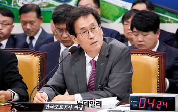 [포토] 답변하는 함진규 한국도로공사 사장 