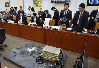 [포토] 탐사로봇 살피는 노종면·이정헌 민주당 의원