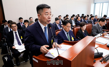 [포토] 업무보고하는 강경성 코트라 사장 