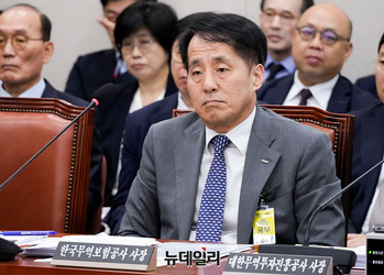 [포토] 산자중기위 출석한 장영진 한국무역보험공사 사장