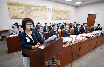 [포토] 업무보고하는 박지향 동북아역사재단 이사장