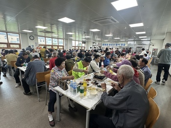 이동우 함평축산물종합처리장 대표, 어르신들에게 식사 대접